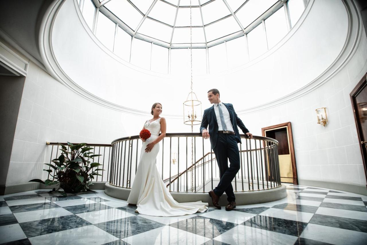 Excelsior Hotel Ernst Am Dom Кельн Екстер'єр фото Wedding couple at the Hotel