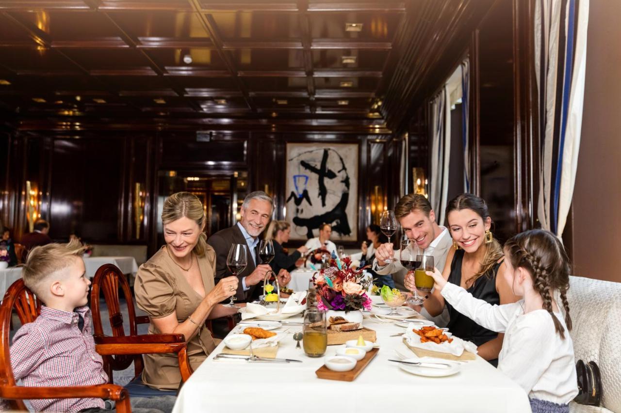 Excelsior Hotel Ernst Am Dom Кельн Екстер'єр фото Family dining at the restaurant