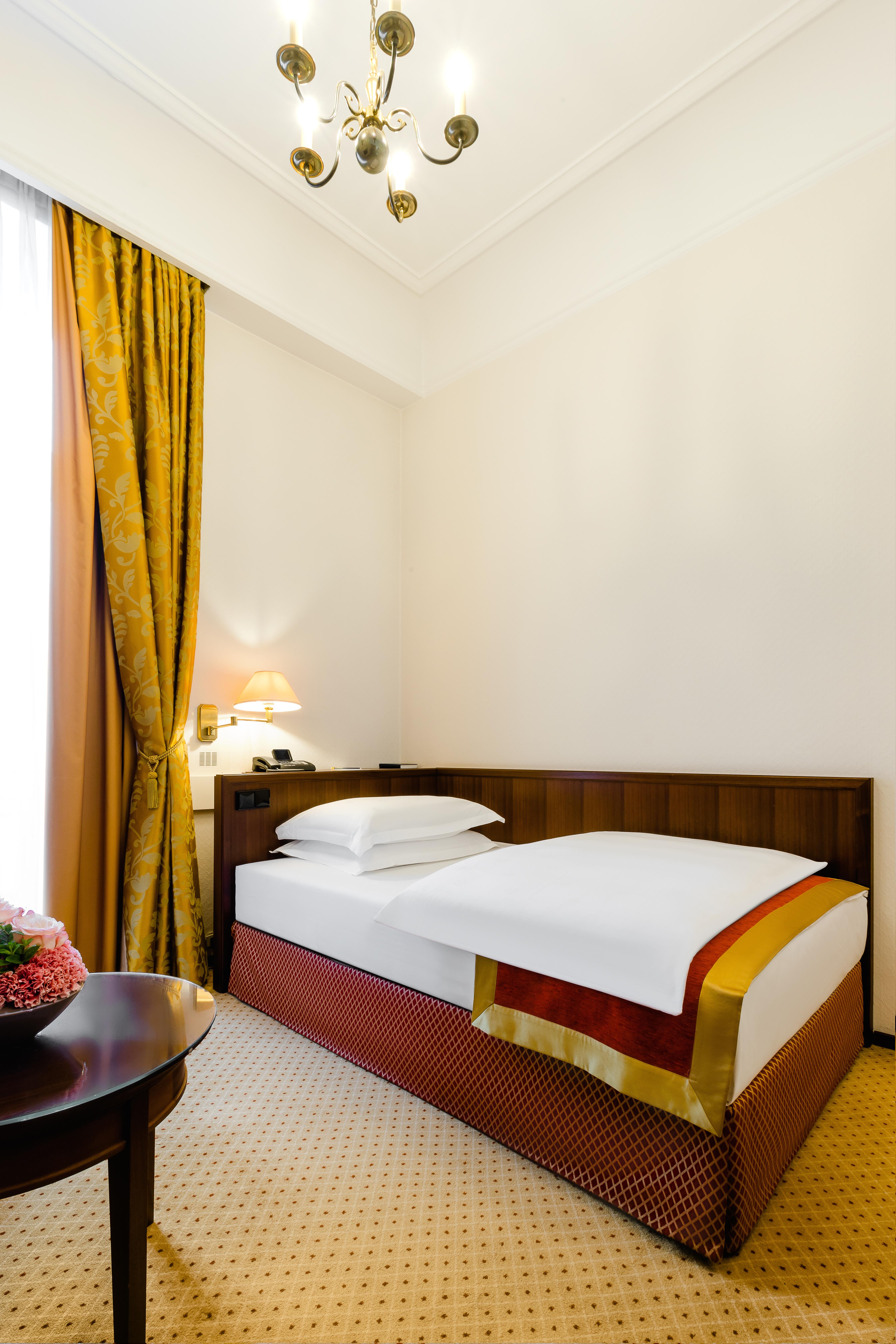 Excelsior Hotel Ernst Am Dom Кельн Екстер'єр фото A single bed